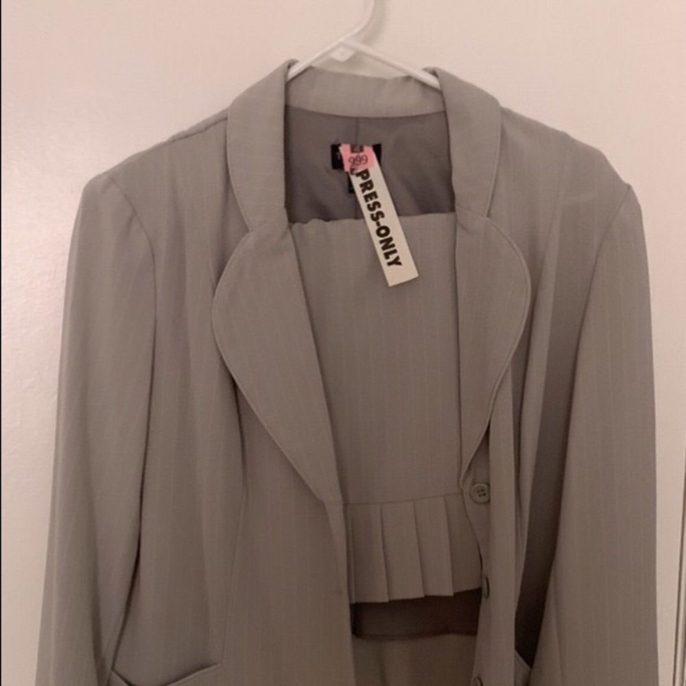 Skirt suit